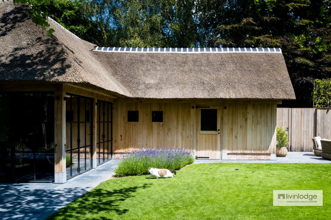 Eiken tuinberging naast poolhouse